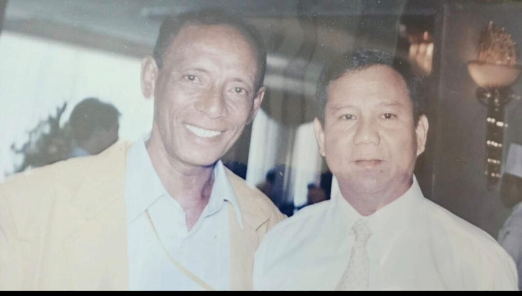 Raja Petuanan Kaiely M Fuad Wael dan Prabowo Subianto: Senyum yang Menembus Waktu Raja Petuanan Kaiely M Fuad Wael dan Prabowo Subianto: Senyum yang Menembus Waktu