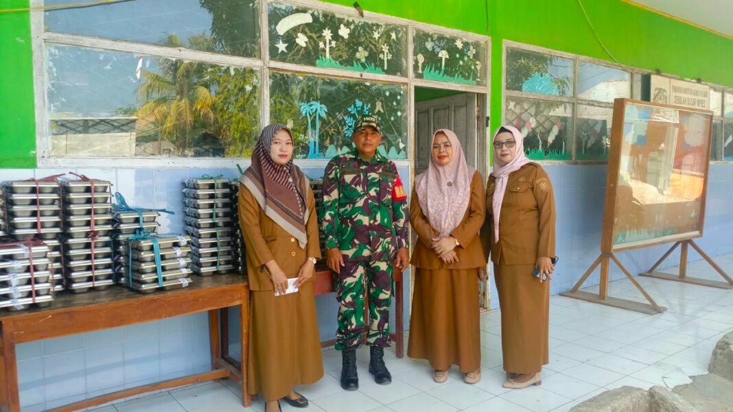Babinsa Dampingi Penyaluran Makanan Bergizi Gratis untuk 1.354 Penerima di Bajeng Barat Babinsa Dampingi Penyaluran Makanan Bergizi Gratis untuk 1.354 Penerima di Bajeng Barat