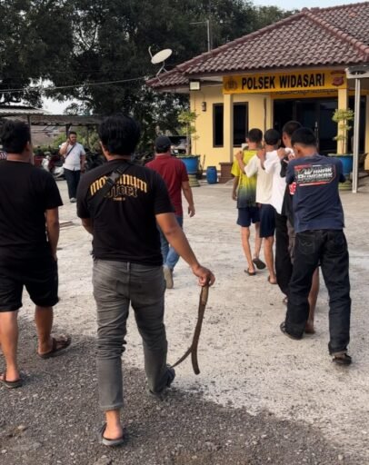 Video Remaja Bawa Sajam Viral di Pantura Indramayu, Polisi Amankan 9 Orang Video Remaja Bawa Sajam Viral di Pantura Indramayu, Polisi Amankan 9 Orang