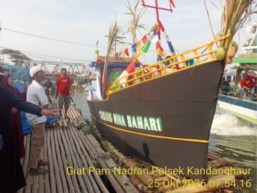 Tradisi Nadran Satukan Warga Pesisir, Polsek Kandanghaur Hadir Menjaga Rasa Aman Tradisi Nadran Satukan Warga Pesisir, Polsek Kandanghaur Hadir Menjaga Rasa Aman