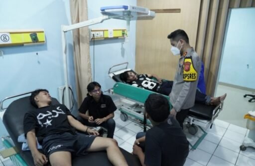 Jenguk Dua Mahasiswa, Kapolres Indramayu Pastikan Penanganan Medis Berjalan Baik. Jenguk Dua Mahasiswa, Kapolres Indramayu Pastikan Penanganan Medis Berjalan Baik.