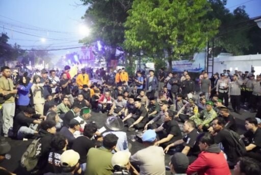 Kapolres Indramayu Pilih Duduk di Aspal Bersama Mahasiswa, Jadi Penengah di Tengah Ketegangan Kapolres Indramayu Pilih Duduk di Aspal Bersama Mahasiswa, Jadi Penengah di Tengah Ketegangan