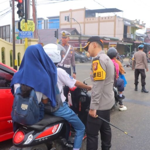 Kapolres Sintang Turun Langsung Atur Lalu Lintas Pagi di Simpang Empat Jalan D.R. Wahidin Sudirohusodo Kapolres Sintang Turun Langsung Atur Lalu Lintas Pagi di Simpang Empat Jalan D.R. Wahidin Sudirohusodo