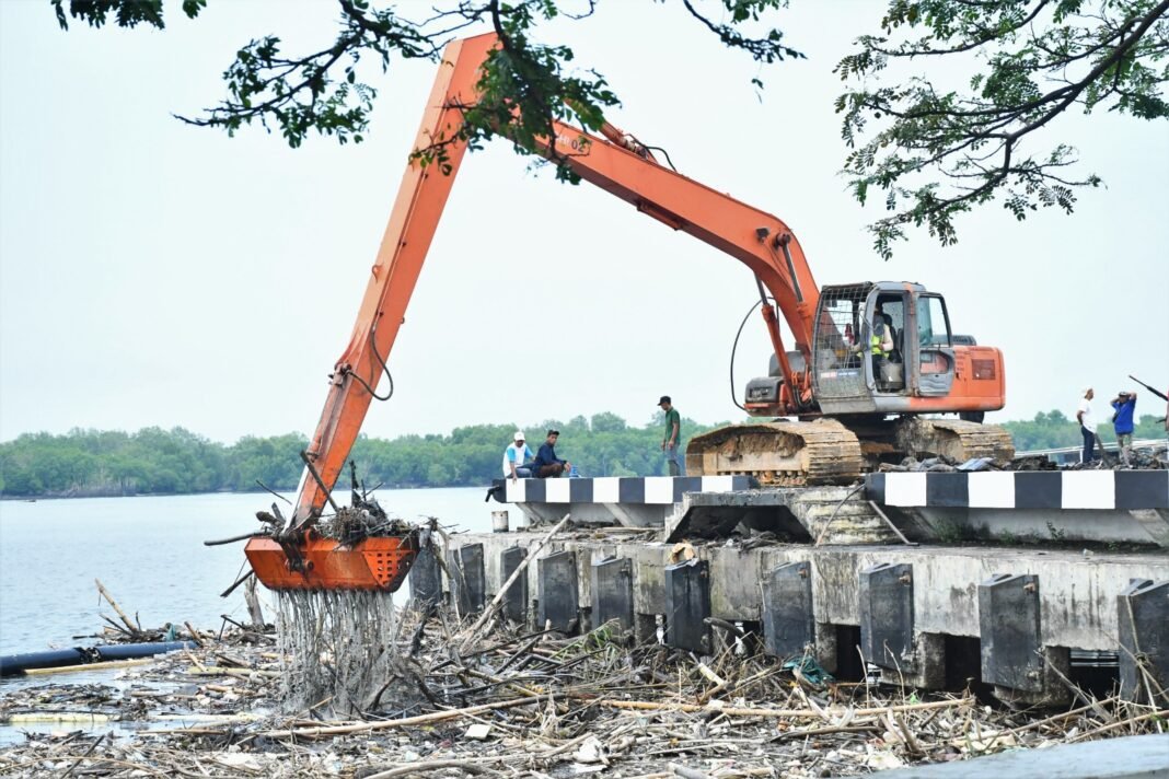 Gotong Royong di Ujung Dermaga, Sambut HUT TNI ke – 81 dengan Laut yang Bersih Gotong Royong di Ujung Dermaga, Sambut HUT TNI ke – 81 dengan Laut yang Bersih