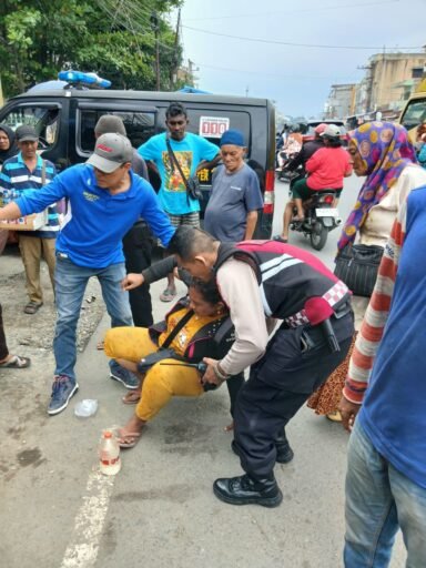 Personel Unit Samapta Polsek Sunggal Tolong Wanita yang Tergeletak di Pinggir Jalan Personel Unit Samapta Polsek Sunggal Tolong Wanita yang Tergeletak di Pinggir Jalan