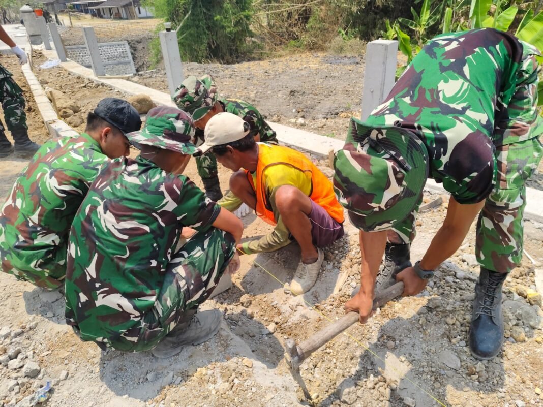 Semangat Mbah Jumiran, Usia 81 Tahun Tetap Aktif Bantu Pembangunan Jalan Paving di TMMD Ke-130 Semangat Mbah Jumiran, Usia 81 Tahun Tetap Aktif Bantu Pembangunan Jalan Paving di TMMD Ke-130