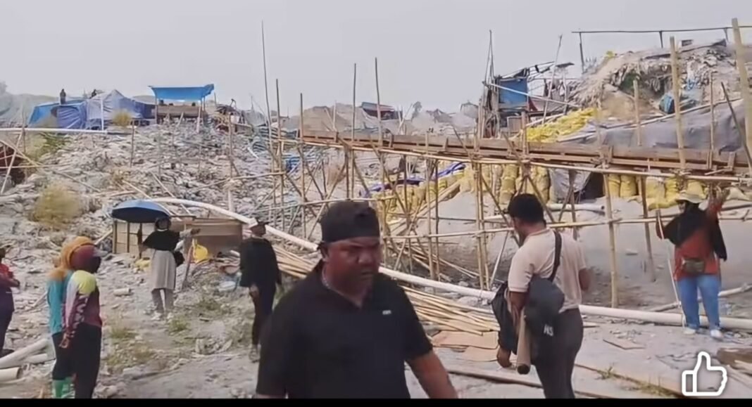 Video Viral Keributan di Gunung Botak, Klaim Ahli Waris Saling Berhadapan: Siapa yang Beri Izin Bekerja? Video Viral Keributan di Gunung Botak, Klaim Ahli Waris Saling Berhadapan: Siapa yang Beri Izin Bekerja?