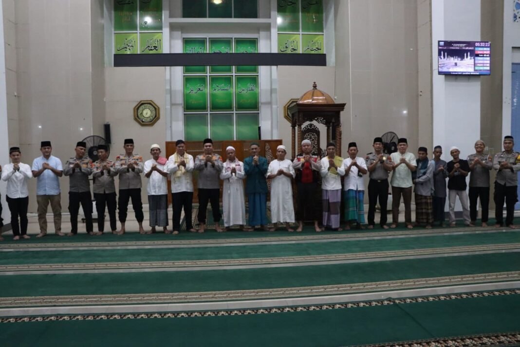 Polres Muara Enim Hadir di Masjid Saat Subuh, Perkuat Silaturahmi dan Jaga Kamtibmas Polres Muara Enim Hadir di Masjid Saat Subuh, Perkuat Silaturahmi dan Jaga Kamtibmas