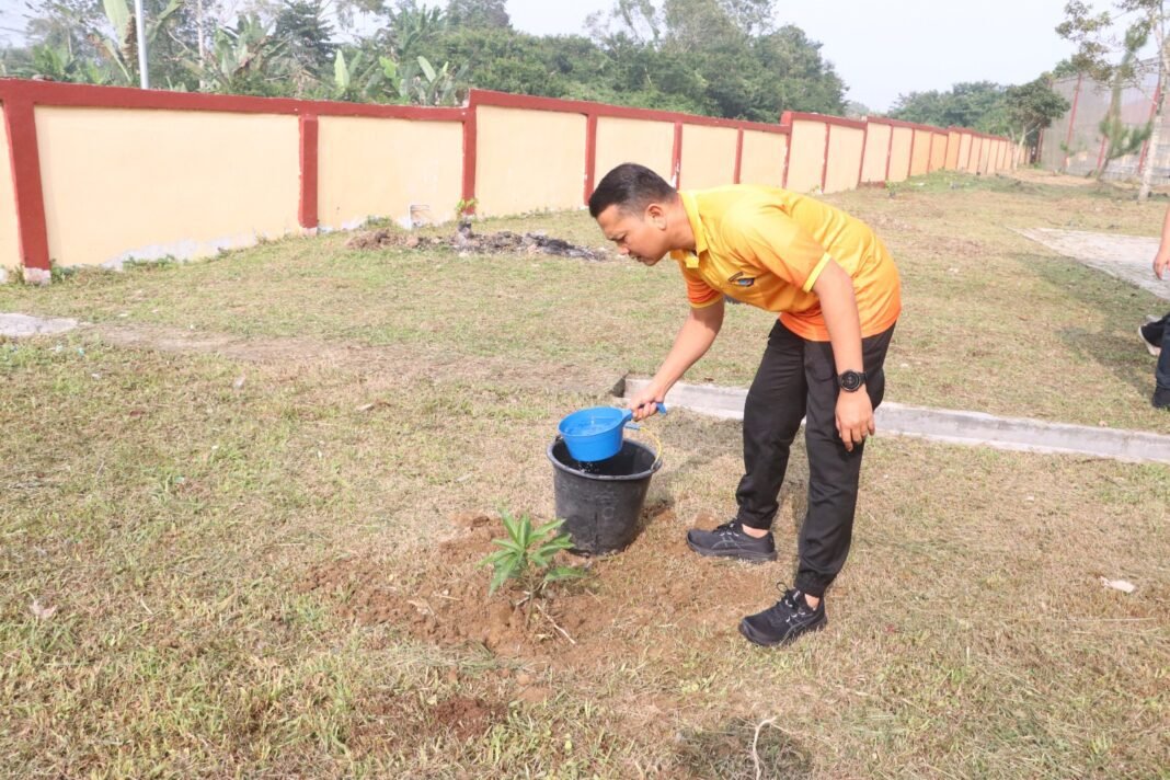 DUKUNG PROGRAM GREEN POLICING, KAPOLRES SIMALUNGUN PIMPIN PENANAMAN 30 POHON MANGGA DAN DURIAN DUKUNG PROGRAM GREEN POLICING, KAPOLRES SIMALUNGUN PIMPIN PENANAMAN 30 POHON MANGGA DAN DURIAN