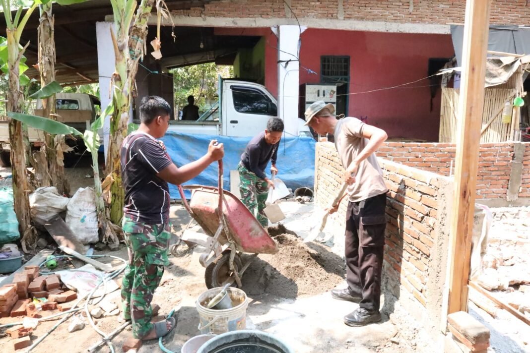 Kemanunggalan TNI dan Rakyat, Renovasi RTLH di Desa Kalebarembeng Berjalan Lancar Kemanunggalan TNI dan Rakyat, Renovasi RTLH di Desa Kalebarembeng Berjalan Lancar