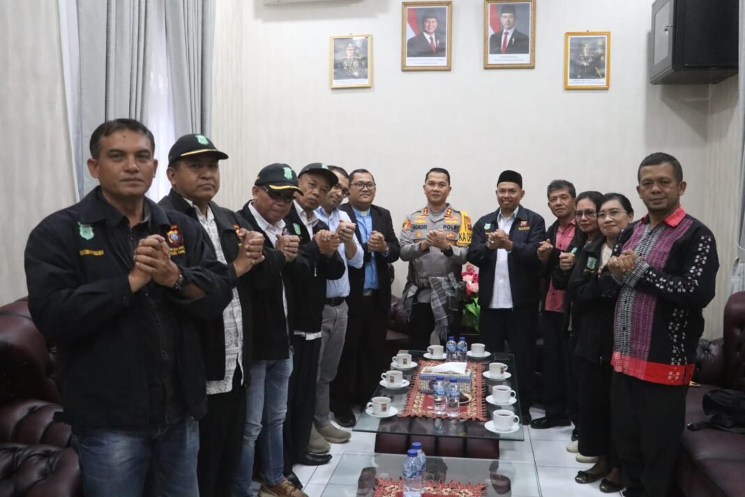 Kapolres Simalungun Terima Audiensi Pemuka Agama Mitra Kamtibmas, Perkuat Komitmen Tolak Narkoba dan Hoaks Kapolres Simalungun Terima Audiensi Pemuka Agama Mitra Kamtibmas, Perkuat Komitmen Tolak Narkoba dan Hoaks