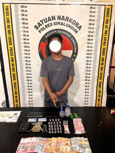 P4 GN Sat Resnarkoba Polres Simalungun Gerebek Warung di Dolok Silau Amankan 24 Paket Sabu dan Tersangka P4 GN Sat Resnarkoba Polres Simalungun Gerebek Warung di Dolok Silau Amankan 24 Paket Sabu dan Tersangka