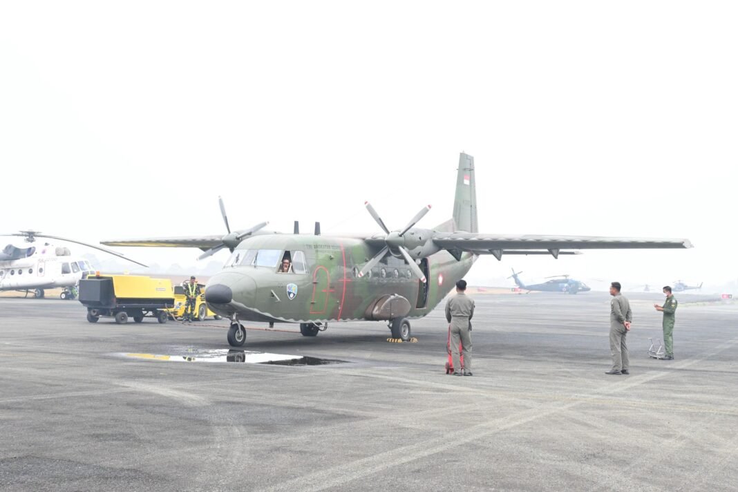 TNI Tebar 10,8 Ton Bahan Modifikasi Cuaca di Kalimantan* TNI Tebar 10,8 Ton Bahan Modifikasi Cuaca di Kalimantan*