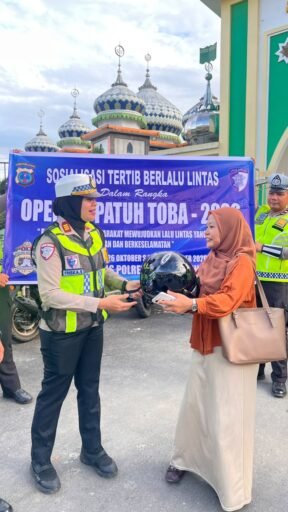 Kasat Lantas Polres Simalungun Pimpin Ops Patuh Toba 2026 dan Bagikan Simbol Kepedulian Kasat Lantas Polres Simalungun Pimpin Ops Patuh Toba 2026 dan Bagikan Simbol Kepedulian