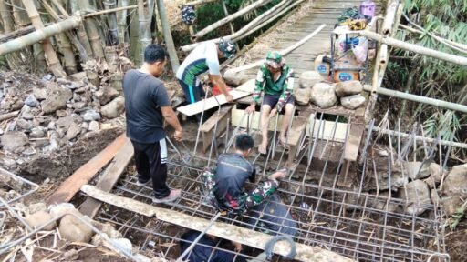 Sinergi TNI dan Rakyat, Jembatan Beton Sungai Karangloe Dibangun untuk Terobos Keterisolasian Warga Tompobulu Sinergi TNI dan Rakyat, Jembatan Beton Sungai Karangloe Dibangun untuk Terobos Keterisolasian Warga Tompobulu