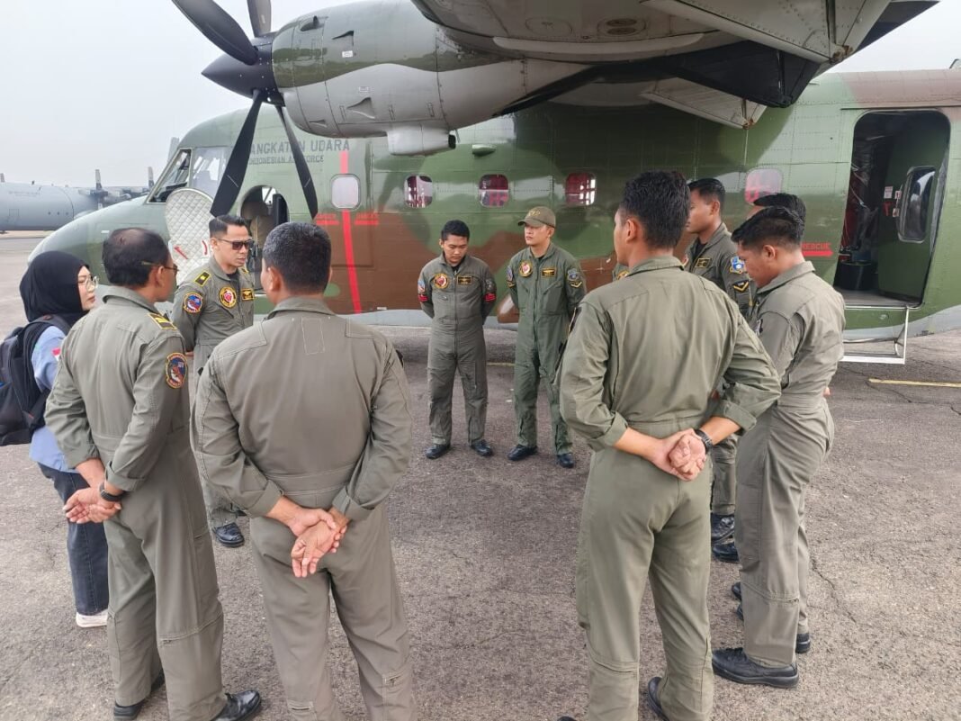 Percepat Penanganan Karhutla di Palembang, Satgas Udara Semai 7,2 Ton Dry Ice dan NaCl Percepat Penanganan Karhutla di Palembang, Satgas Udara Semai 7,2 Ton Dry Ice dan NaCl