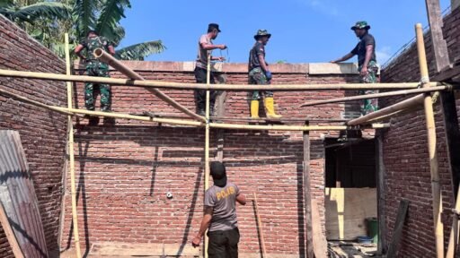 Gotong Royong di Desa Kalebarembeng, Satgas TMMD Optimis Rampungkan RTLH Tepat Waktu Gotong Royong di Desa Kalebarembeng, Satgas TMMD Optimis Rampungkan RTLH Tepat Waktu