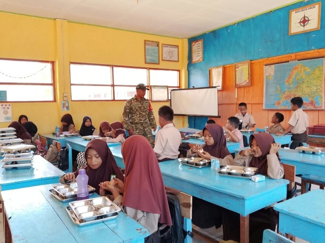 Jaga Asupan Gizi Anak Sekolah, Babinsa Pantau Penyaluran Makan Bergizi Gratis di Kelurahan Cikoro Jaga Asupan Gizi Anak Sekolah, Babinsa Pantau Penyaluran Makan Bergizi Gratis di Kelurahan Cikoro