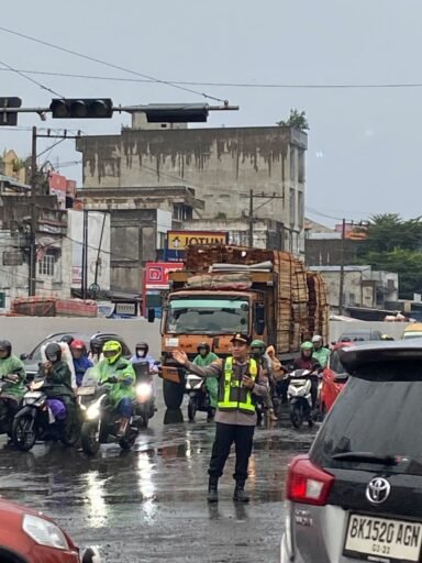 Ditengah Guyuran Hujan, Kapolsek Sunggal Atur Lalin Pagi Hari Diwilayahnya Ditengah Guyuran Hujan, Kapolsek Sunggal Atur Lalin Pagi Hari Diwilayahnya