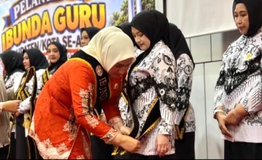 Nuri Farisal Dilantik sebagai Ibunda Guru Kota Sabang | Kompas.red Nuri Farisal Dilantik sebagai Ibunda Guru Kota Sabang | Kompas.red