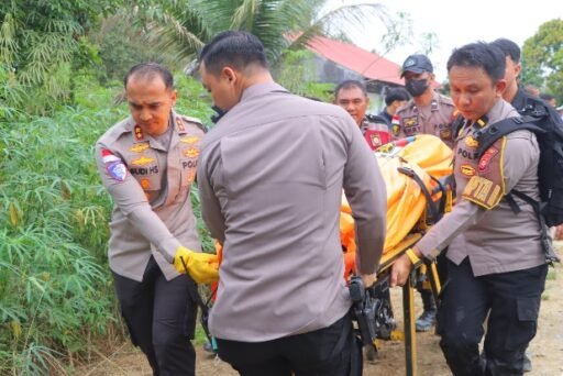 Rumah Ambruk di Jalan Sintang–Kelam, Kapolres Sintang Pimpin Evakuasi Dua Korban Tewas Rumah Ambruk di Jalan Sintang–Kelam, Kapolres Sintang Pimpin Evakuasi Dua Korban Tewas