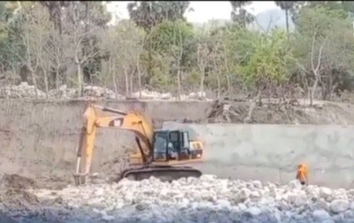 Kontrak Habis, Progres Baru 50 Persen, Ekskavator Bendungan Moresa Malah Dipinjamkan Kontrak Habis, Progres Baru 50 Persen, Ekskavator Bendungan Moresa Malah Dipinjamkan